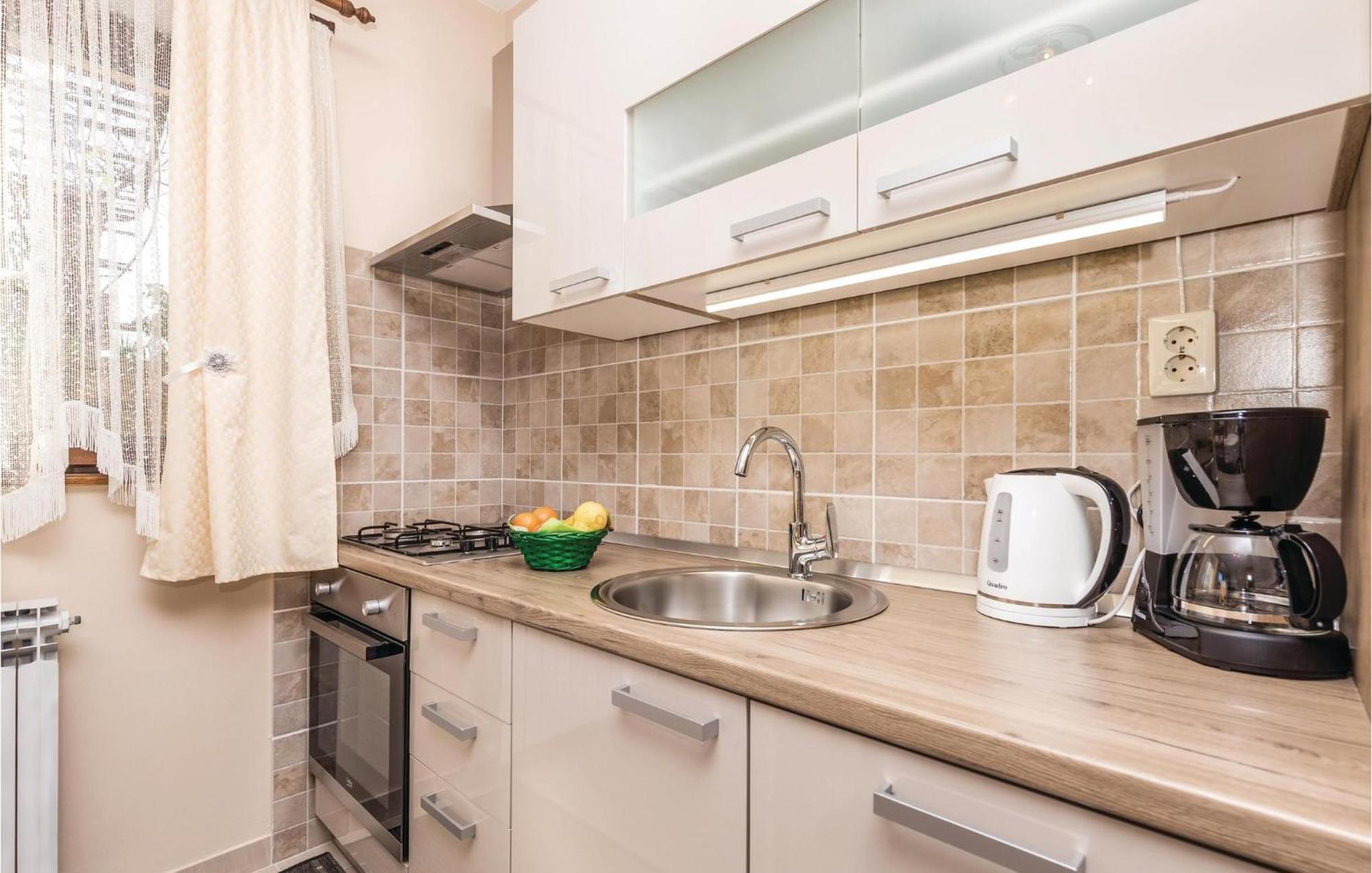 Cozy Apartment In Lovran With Kitchen Bagian luar foto